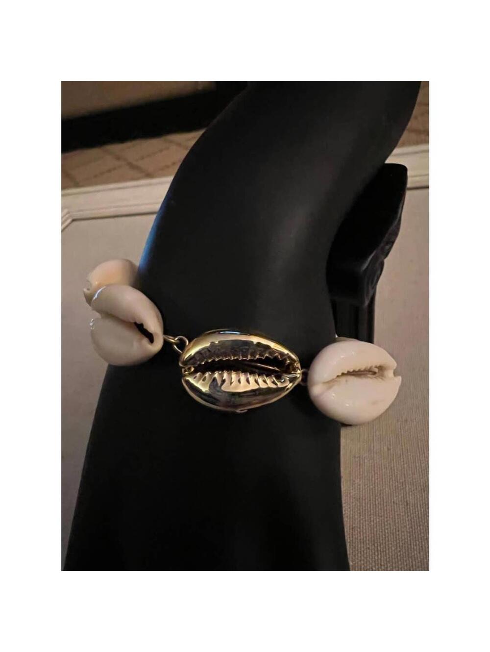 Logan Tay Shell Bracelet w clasp NWT